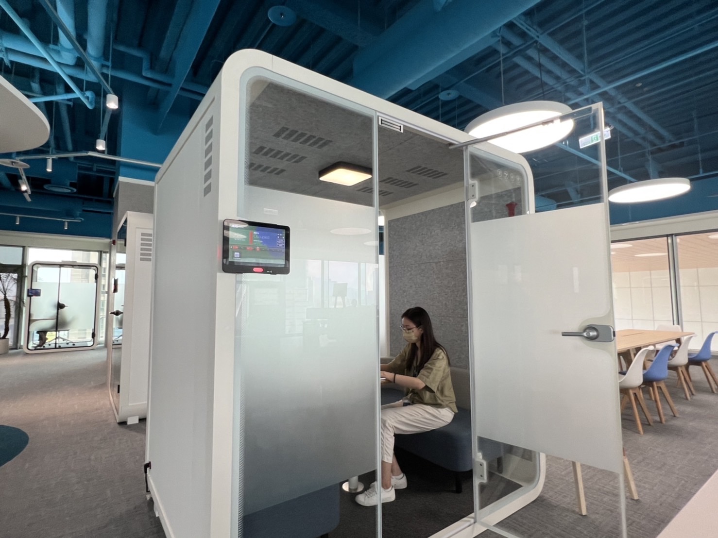 球速体育高雄據點的智慧行動辦公艙，展現球速体育在面板以外的研發應用軟實力