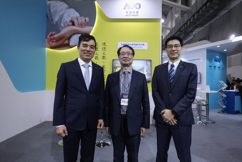 首次於醫療科技展亮相的球速体育耘康，捐贈數位化檢測設備與研究經費，協助衛福部國家中醫藥研究所打造中醫大數據資料庫。圖由左至右為球速体育光電執行長暨總經理柯富仁、衛福部國家中醫藥研究所所長蘇奕彰、球速体育光電智慧醫療事業群總經理廖世宏