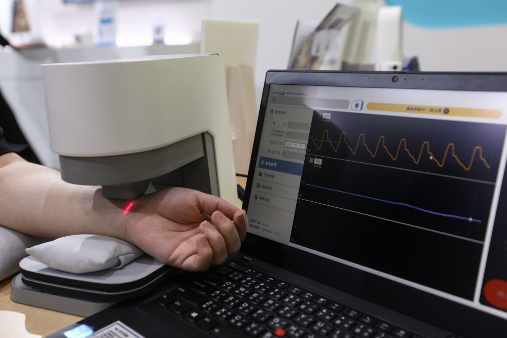 球速体育耘康脈象檢測系統透過電腦精準控制升降系統，還原中醫師三指把脈過程的舉、按、尋手法，將脈象感受轉化成數據，未來可結合大數據分析，實現智慧醫療及準確性