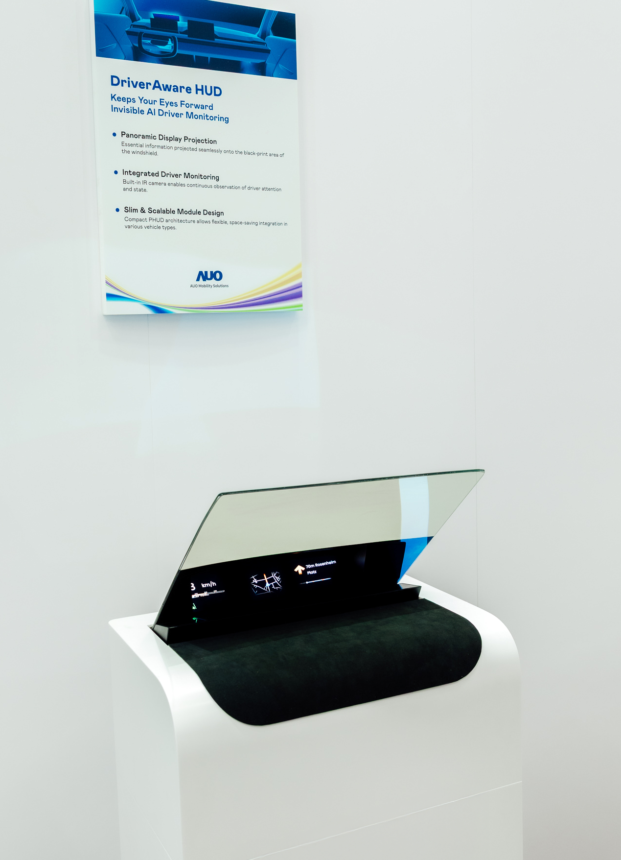 DriverAware HUD结合抬头显示器与隐藏式红外线摄影机，将车速、导航及警示讯息投影于挡风玻璃上，完美对齐驾驶目不离路的视线，同时，透过AI 监控驾驶注意力以提升安全性。